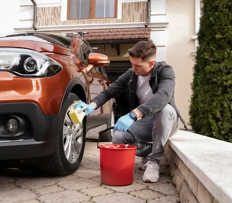 Lavage auto à domicile Pineuilh : professionnel intervenant sur un véhicule